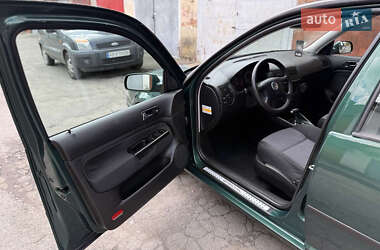 Хэтчбек Volkswagen Golf 2003 в 