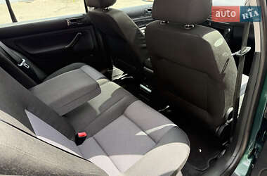 Хэтчбек Volkswagen Golf 2003 в 
