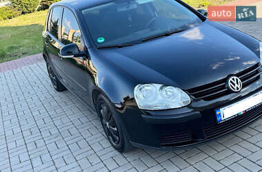 Хэтчбек Volkswagen Golf 2005 в 