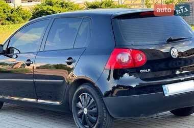 Хэтчбек Volkswagen Golf 2005 в 