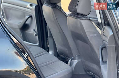 Хэтчбек Volkswagen Golf 2005 в 