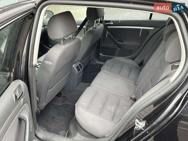 Хетчбек Volkswagen Golf 2005 в Луцьку