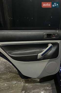 Хэтчбек Volkswagen Golf 2000 в 
