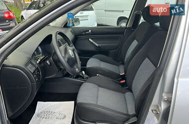 Хэтчбек Volkswagen Golf 2003 в 