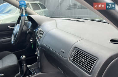 Хэтчбек Volkswagen Golf 2003 в 