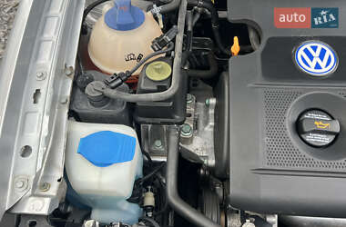 Хэтчбек Volkswagen Golf 2003 в 
