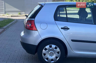 Хэтчбек Volkswagen Golf 2005 в 