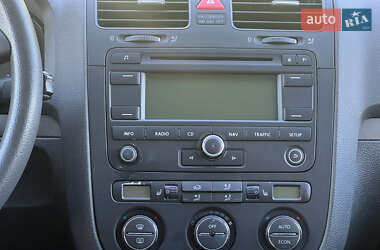 Хэтчбек Volkswagen Golf 2005 в 