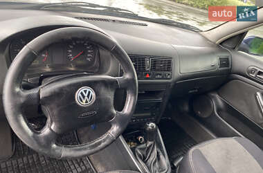 Хэтчбек Volkswagen Golf 2000 в 
