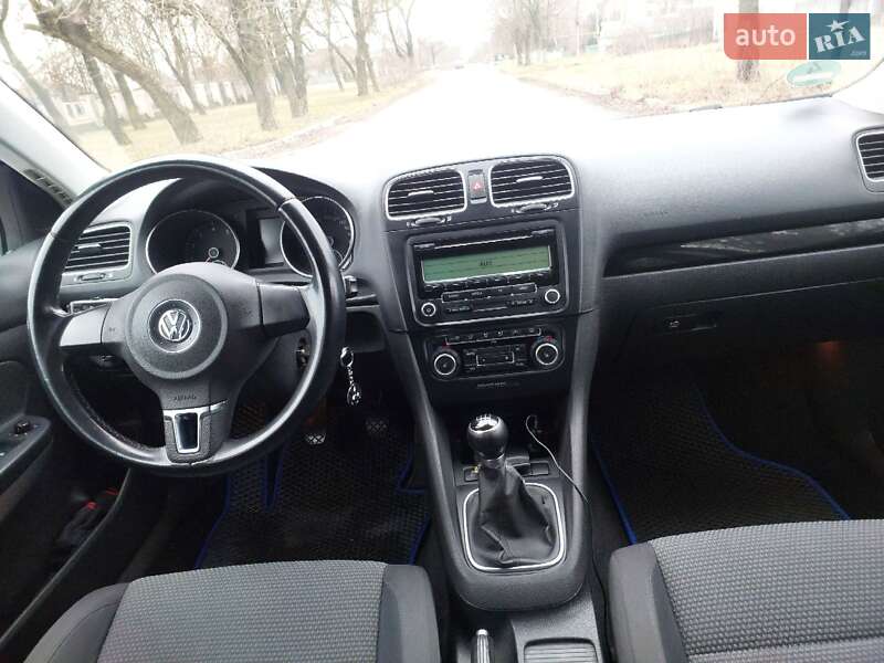 Универсал Volkswagen Golf 2010 в Хотине