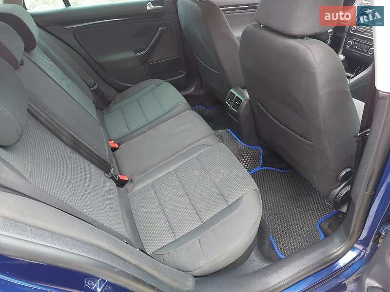 Универсал Volkswagen Golf 2010 в Хотине