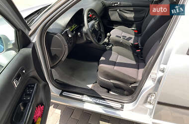 Хэтчбек Volkswagen Golf 2000 в 