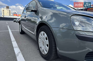 Хэтчбек Volkswagen Golf 2004 в 