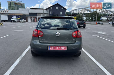 Хэтчбек Volkswagen Golf 2004 в 