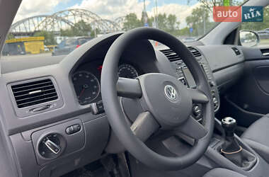 Хэтчбек Volkswagen Golf 2004 в 