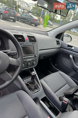 Хэтчбек Volkswagen Golf 2004 в 