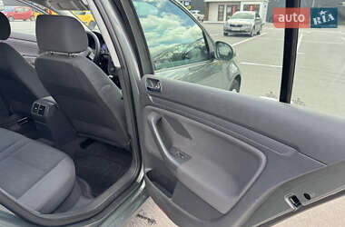 Хэтчбек Volkswagen Golf 2004 в 