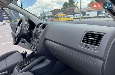Хэтчбек Volkswagen Golf 2004 в 