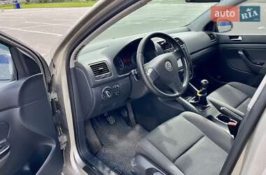 Хэтчбек Volkswagen Golf 2004 в 