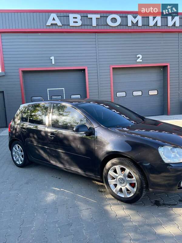 Хэтчбек Volkswagen Golf 2005 в Черновцах