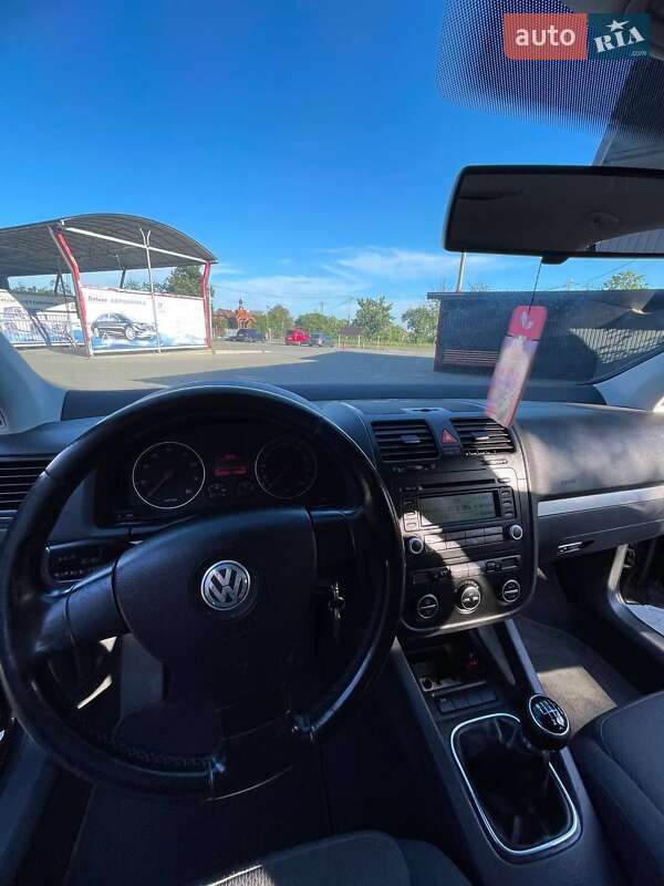 Хэтчбек Volkswagen Golf 2005 в Черновцах