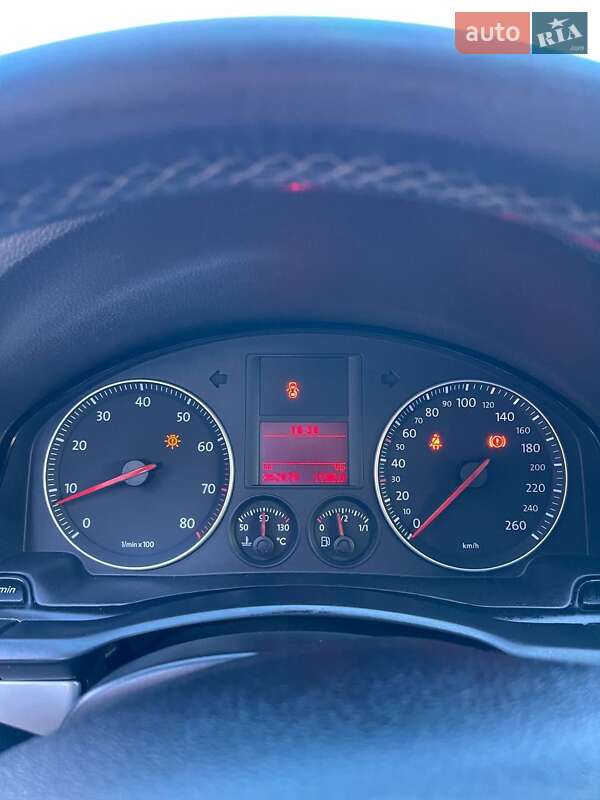 Хэтчбек Volkswagen Golf 2005 в Черновцах
