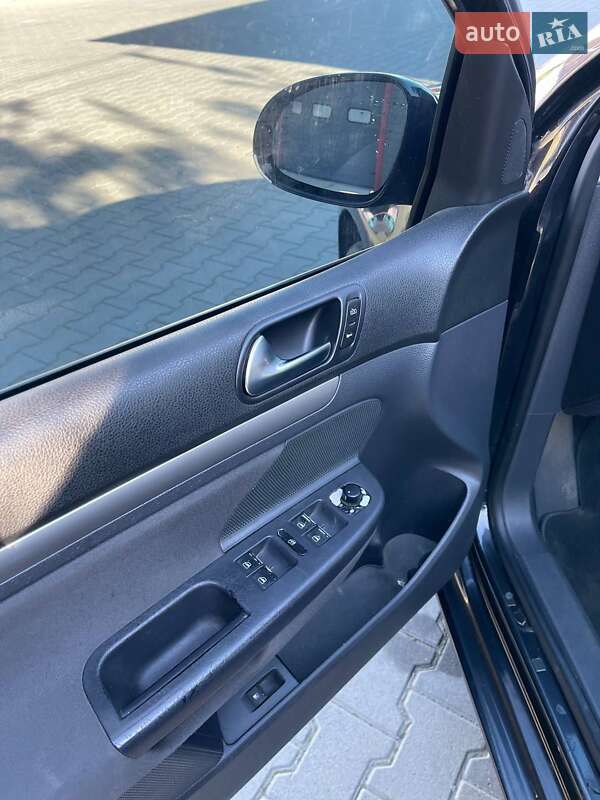 Хэтчбек Volkswagen Golf 2005 в Черновцах