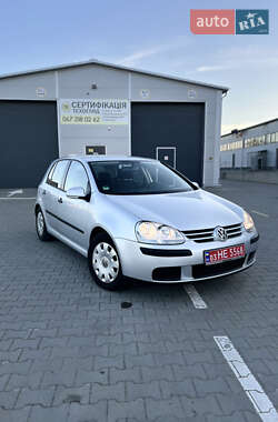 Хэтчбек Volkswagen Golf 2005 в 