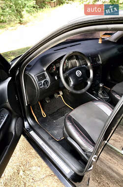 Хэтчбек Volkswagen Golf 2002 в 