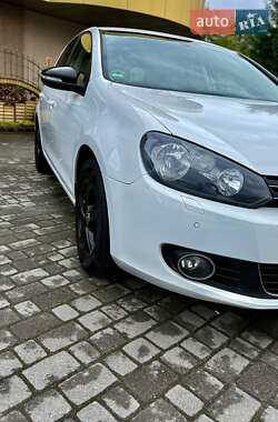 Хэтчбек Volkswagen Golf 2012 в 