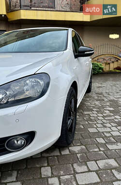 Хэтчбек Volkswagen Golf 2012 в 