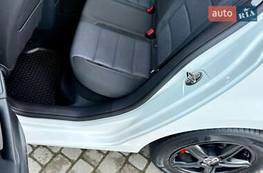 Хэтчбек Volkswagen Golf 2012 в 
