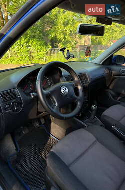 Хетчбек Volkswagen Golf 2000 в 
