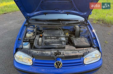 Хетчбек Volkswagen Golf 2000 в 
