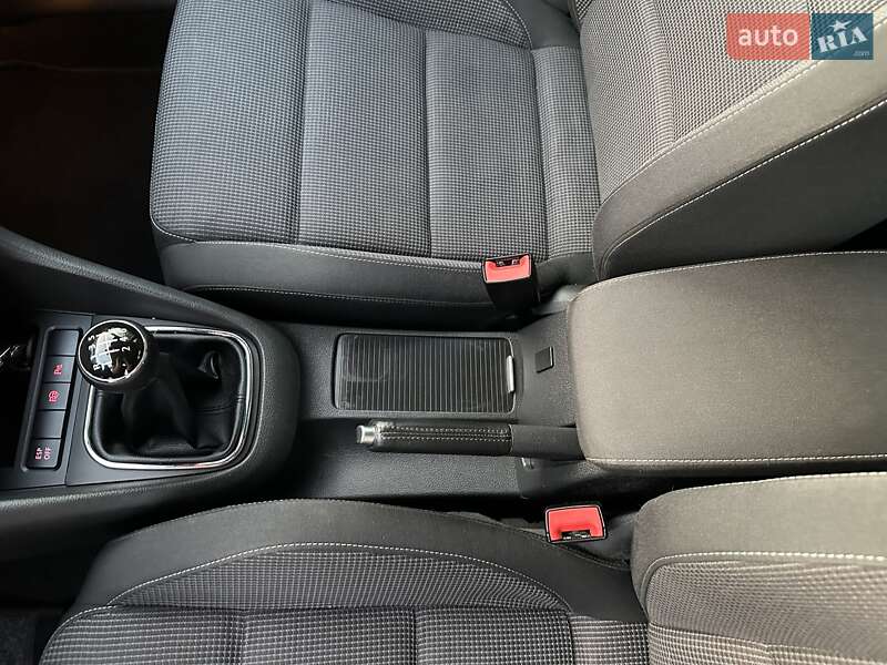 Хэтчбек Volkswagen Golf 2009 в Днепре