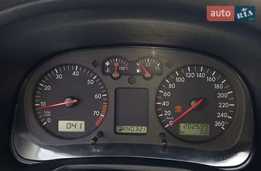 Хэтчбек Volkswagen Golf 2001 в 
