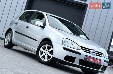 Хэтчбек Volkswagen Golf 2005 в 