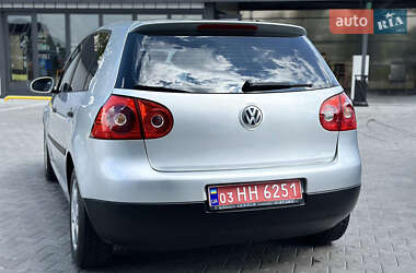 Хэтчбек Volkswagen Golf 2005 в 