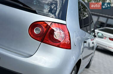 Хэтчбек Volkswagen Golf 2005 в 