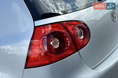 Хэтчбек Volkswagen Golf 2005 в 