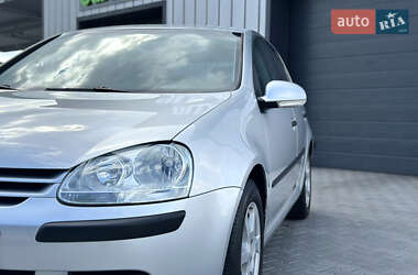 Хэтчбек Volkswagen Golf 2005 в 