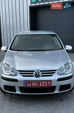 Хэтчбек Volkswagen Golf 2005 в 