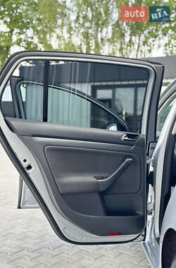 Хэтчбек Volkswagen Golf 2005 в 