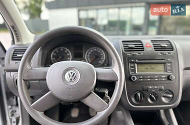 Хэтчбек Volkswagen Golf 2005 в 