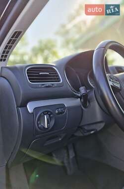 Хэтчбек Volkswagen Golf 2010 в 