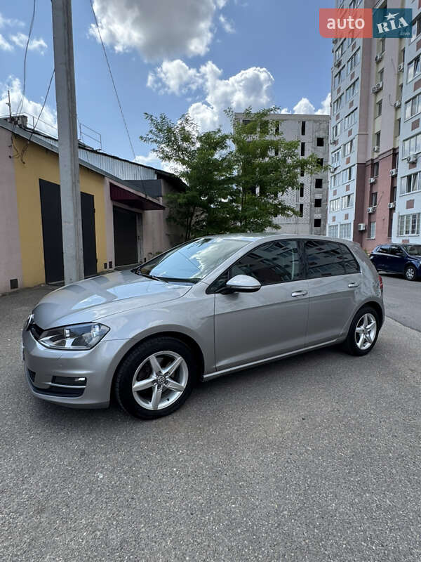 Хетчбек Volkswagen Golf 2013 в 