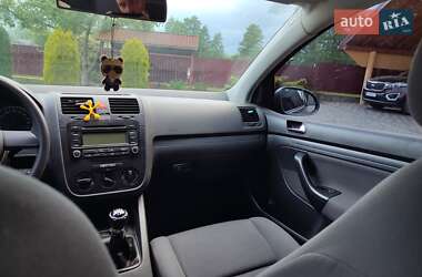 Хэтчбек Volkswagen Golf 2004 в 