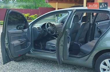 Хэтчбек Volkswagen Golf 2004 в 