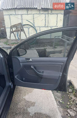 Хэтчбек Volkswagen Golf 2005 в 