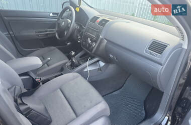 Хэтчбек Volkswagen Golf 2005 в 
